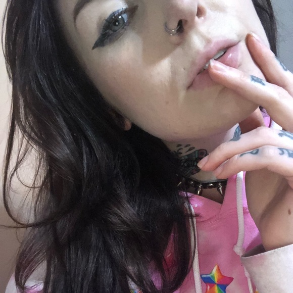 Meet your posher 💀 - Picture 3 of 3